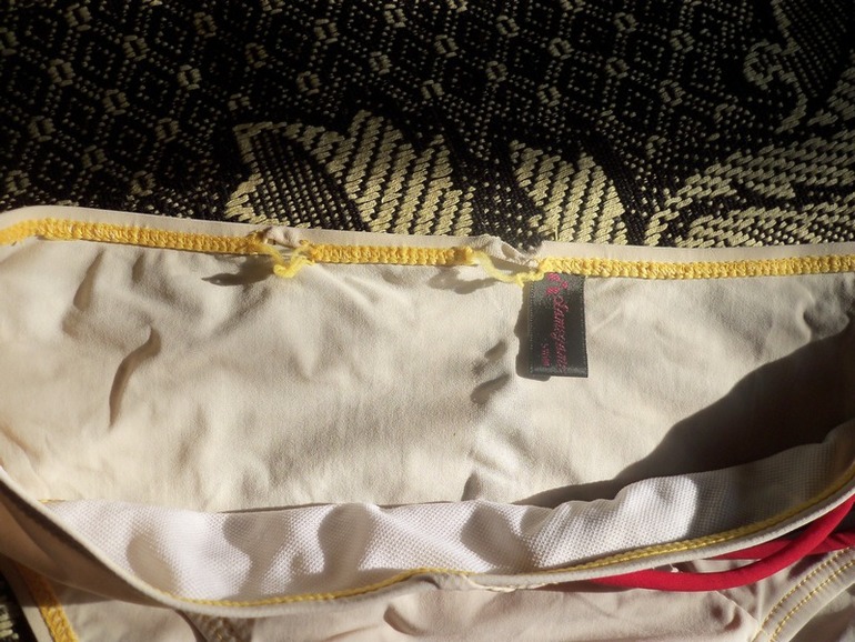 Порваный купальник.