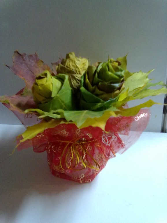 розы из кленоых листьев