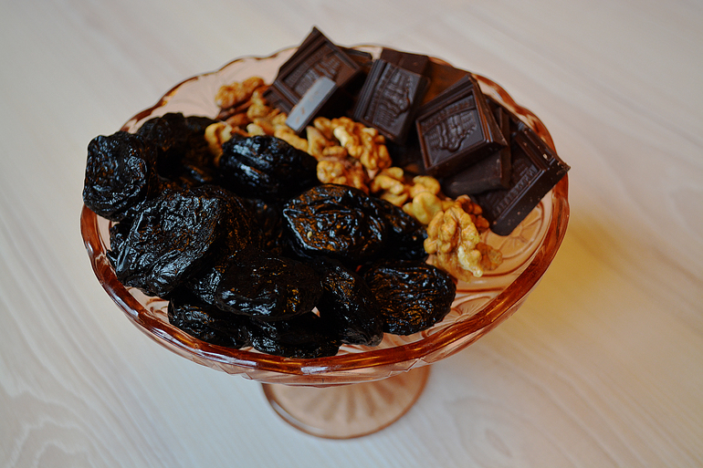 Десерт с черносливом и грецкими орехами в шоколаде