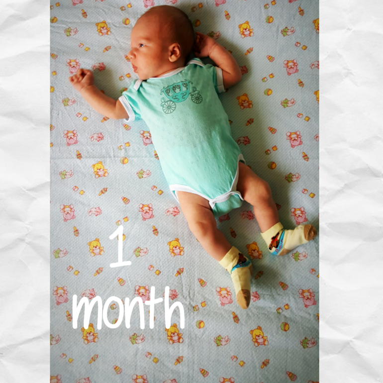 Сегодня месяц поздравляю. Месяц малышу. 1 Месяц ребенку мальчику. Фотосессия в 1 месяц ребенка. Поздравление с 1 месячного ребёнка.