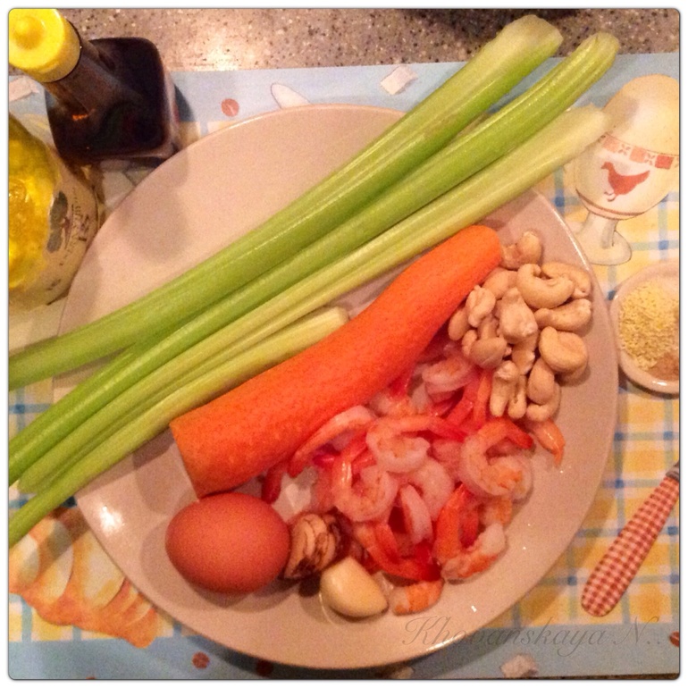 芹菜炒虾仁和腰果 сельдерей жаренный с креветками и кешью
