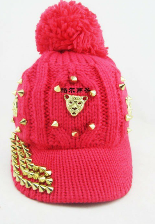 шерстяные шапки с козырьками, цена 285 руб!