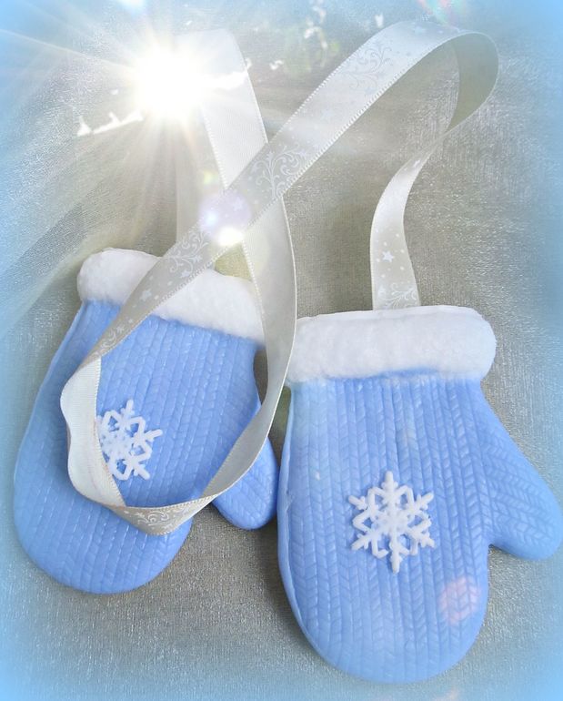 Варежки. Теплые. На веревочке