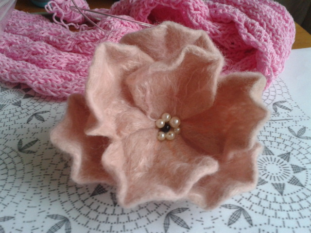 броши из шерсти и браслет