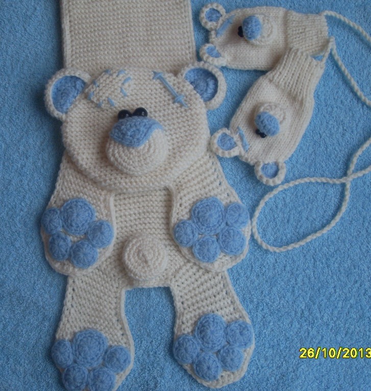 По просьбе Татьяны к шапочке связались еще шарфик и рукавички