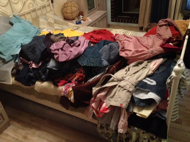 ВЗОРВАЛСЯ ШКАФ!!!..помогите разобрать...я под завалом))))