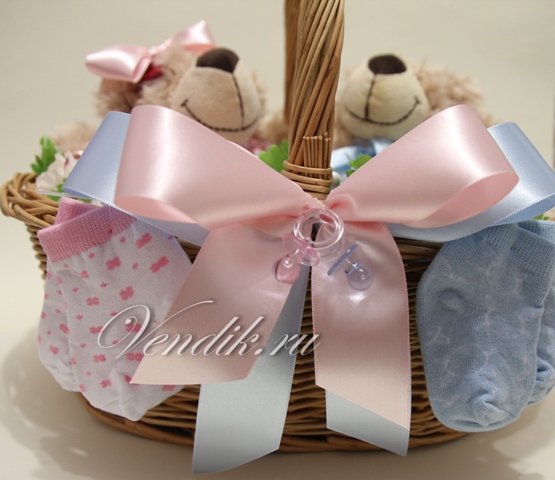 Беби букет из детской одежды - подарок на рождение двойняшек.