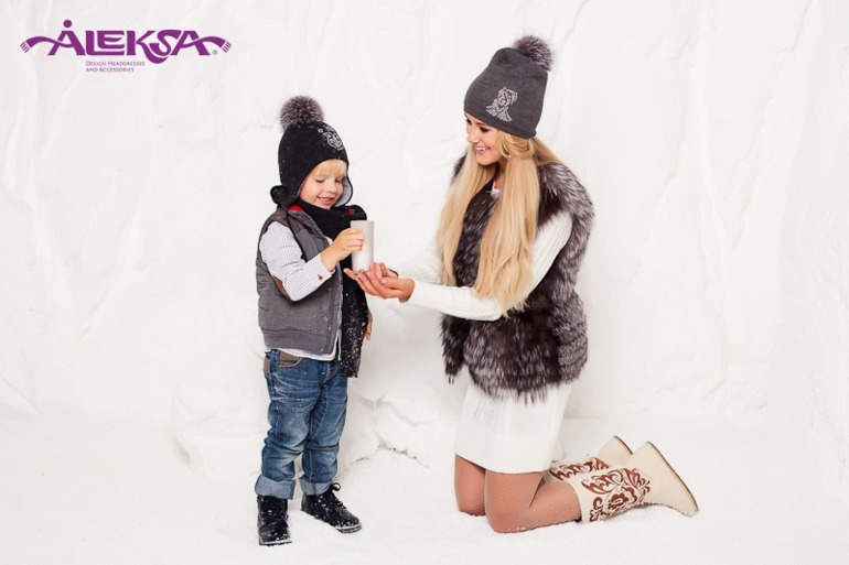 ШАПОЧКИ с натуральными меховыми помпонами женские и детские! ПРЯЖА ИТАЛИЯ!