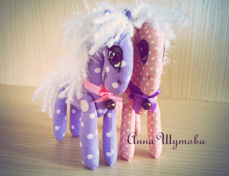 Белогривые лошадки.