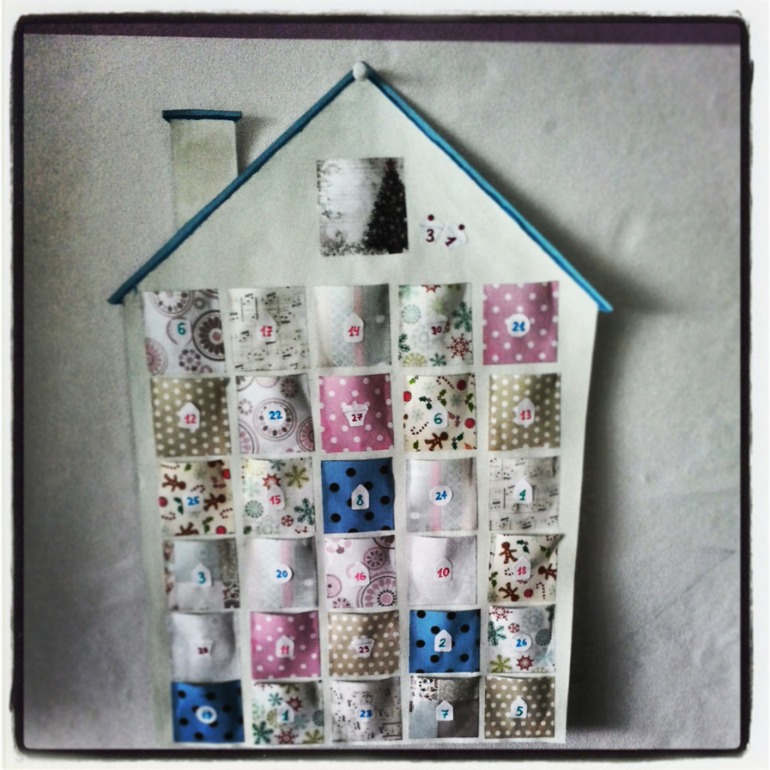 Адвент-календарь и снежинки для декора детской