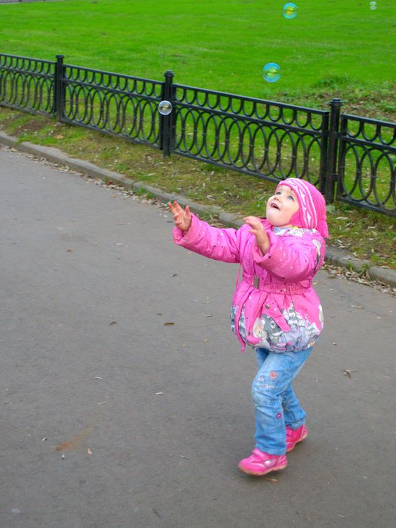 " Мыльные пузыри и осенью любимая забава "