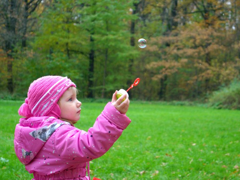 " Мыльные пузыри и осенью любимая забава "