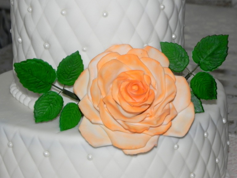 Первый свадебный и первый двухъярусный.