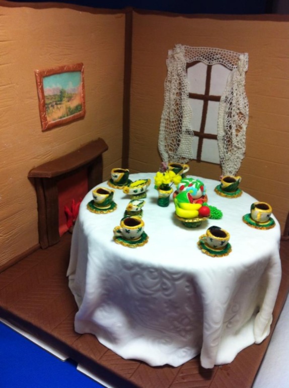 Стол в гостиной на даче.