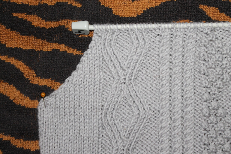 Пуловер с ромбами