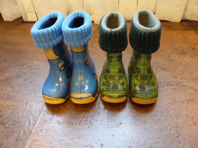 Продам резиновые сапожки Demar р.20-21 (есть синие и зеленые)