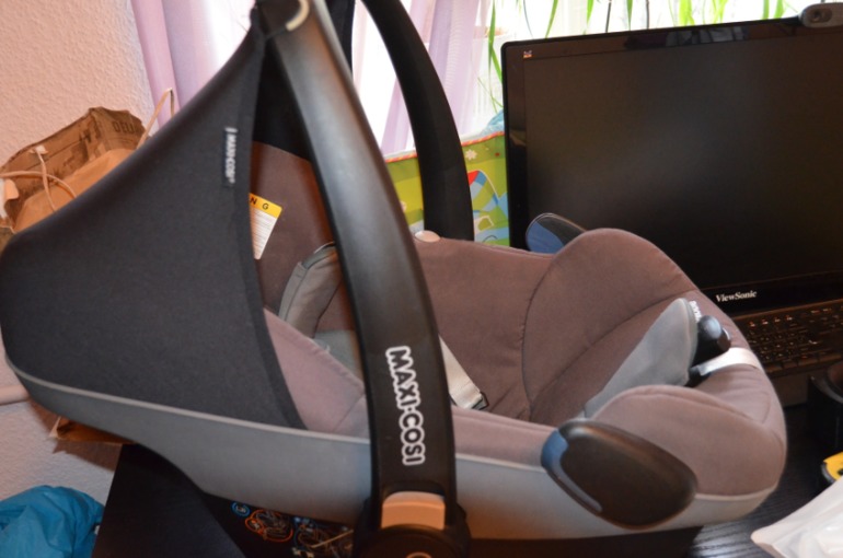 Автокресло-переноска Maxi-Cosi Pebble от 0 до 13 кг с утепленным конвертом.