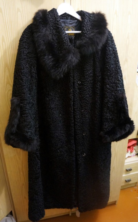 Отдам каракулевую шубу!