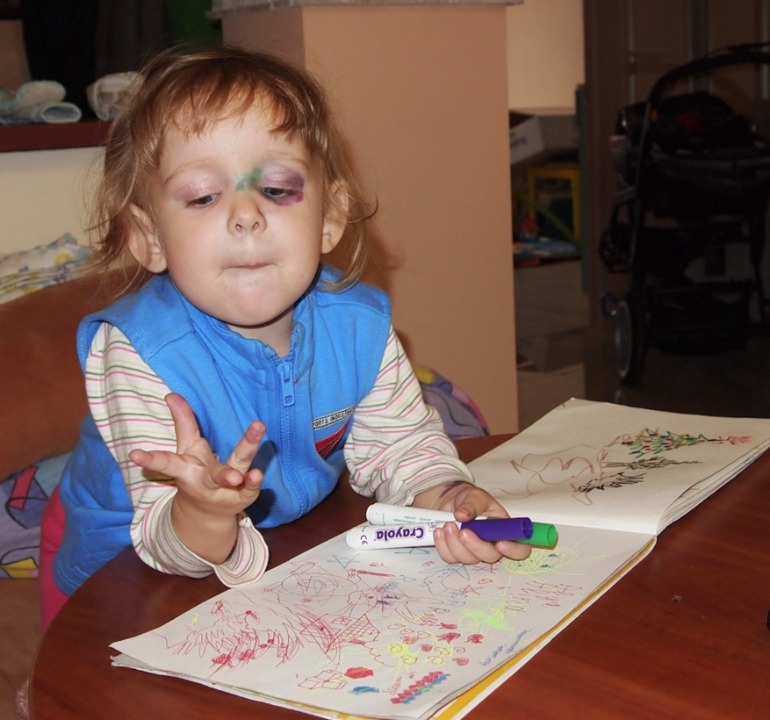 Любитнльница порисовать (на себе (фото))