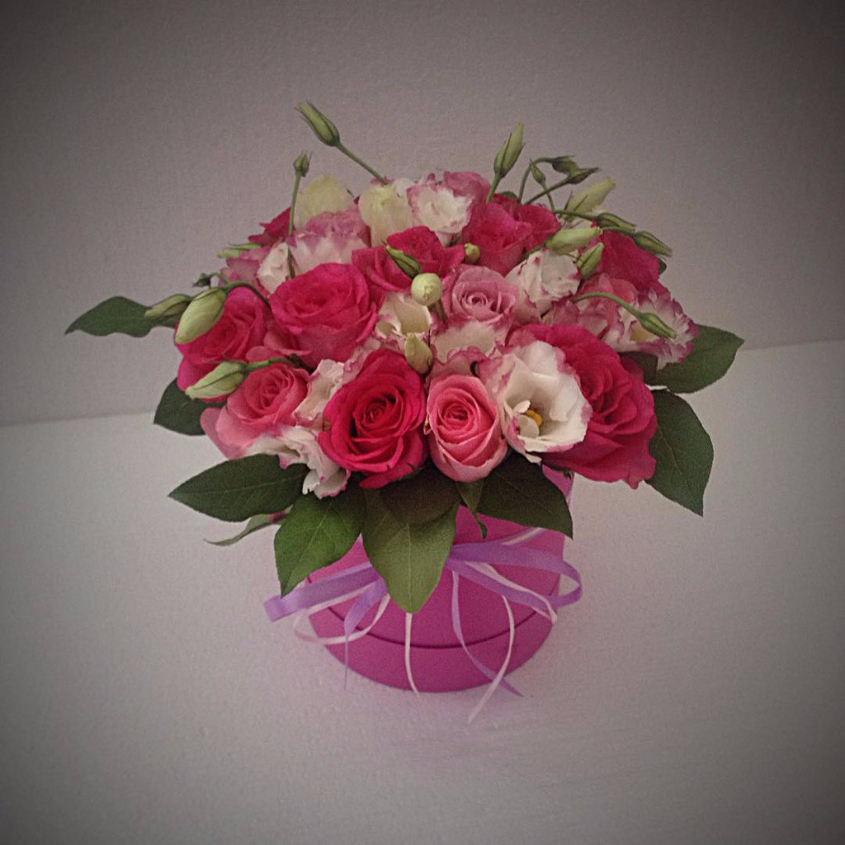 Торжественный букет с лизиантусом и роз сорта CLASSIC DUETT