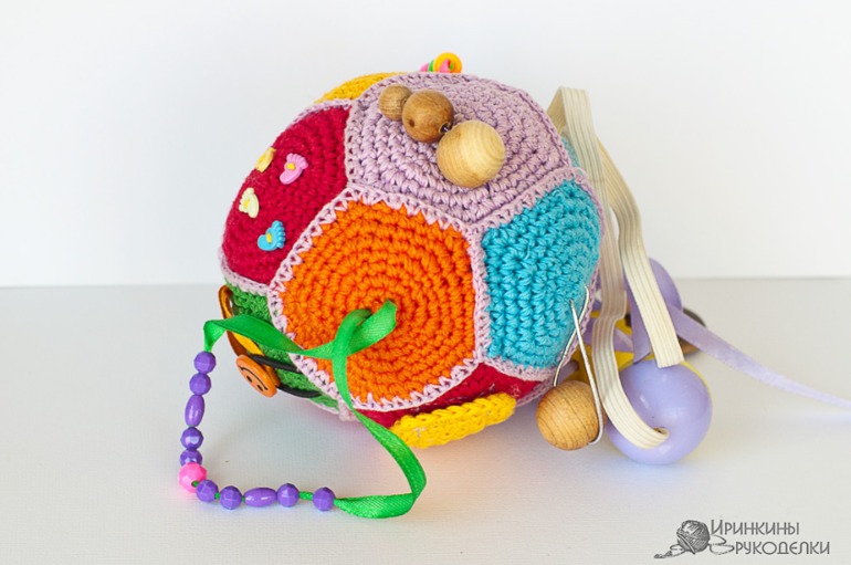 Вязанный шар развивайка