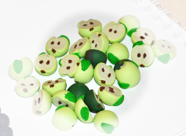 Есть и малинки, и черника, и яблоки, и цветы и кофейные зерна.