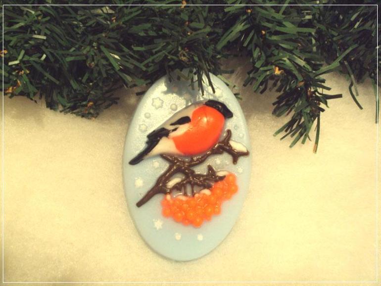 Первый снегирь...