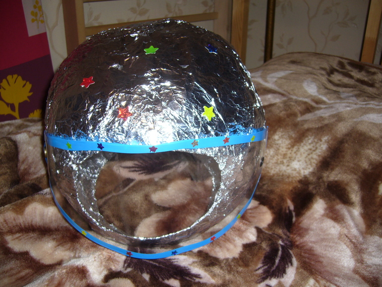 Маска на день космонавтики для детей. Космический шлем. Детский космический шлем. Шлем ко Дню космонавтики в детский. Шлем Космонавта из подручных материалов.
