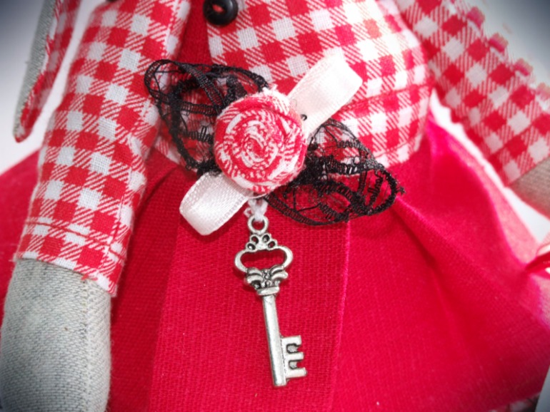 Зайка в красном :)