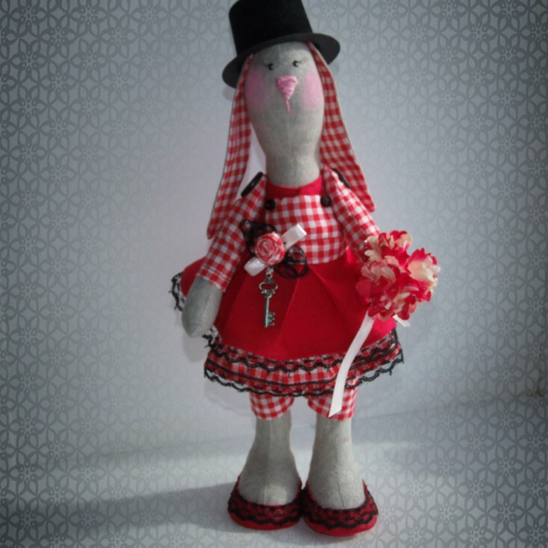 Зайка в красном :)