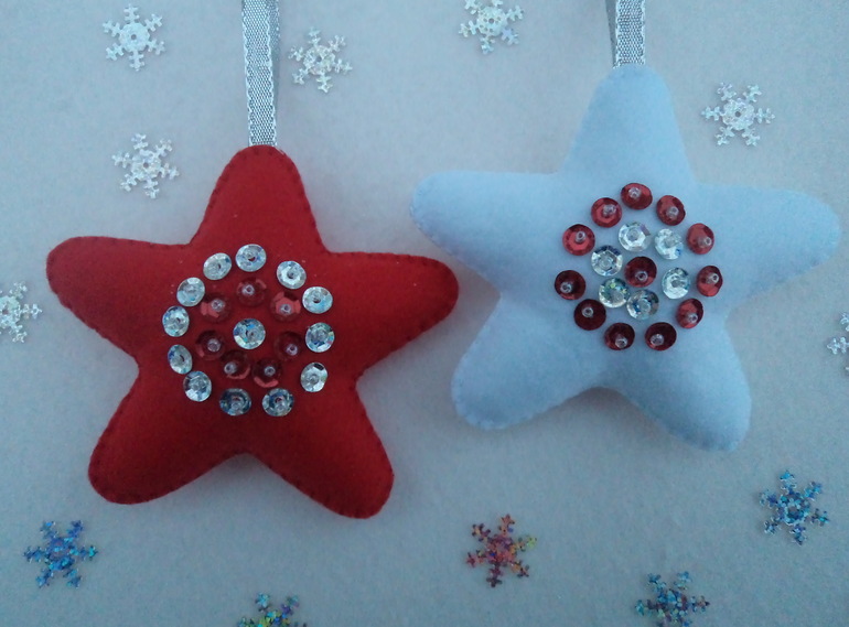 В моем любимом цвете :)  Елочные игрушки № 6 .