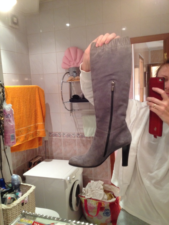 Серые замшевые сапоги 39 размера 700 рублей (весна-осень)