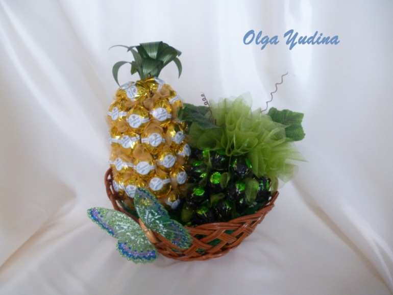 Летняя и корзинка и первый блин...точнее ананас