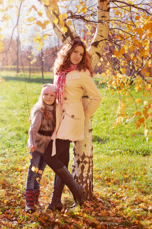Прогулка мамы с дочкой в осеннем парке.