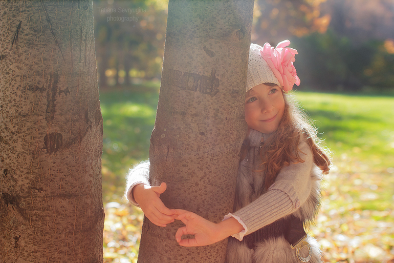 Прогулка мамы с дочкой в осеннем парке.
