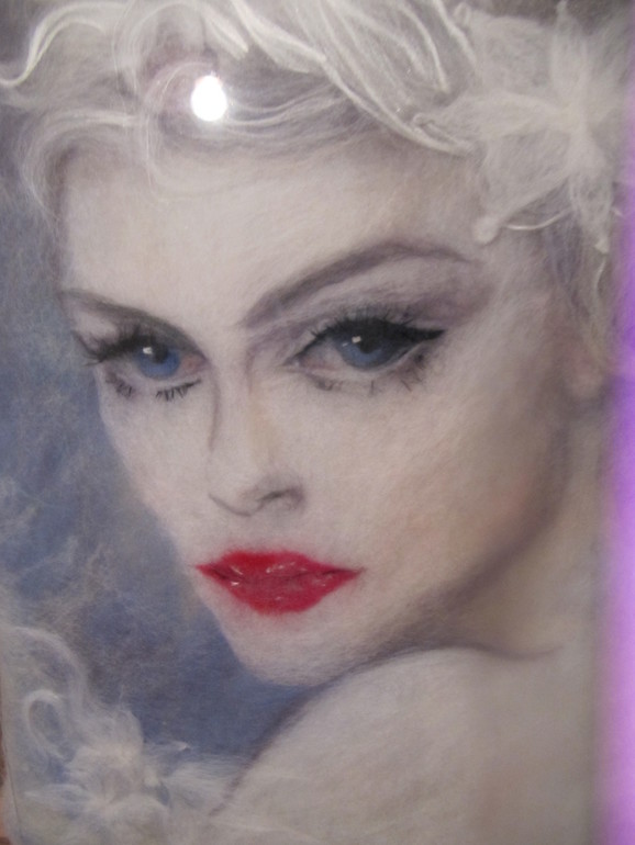 "Снежная королева" из шерсти мериноса и волокон шелка.