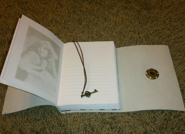 Блокнот из лаковой кожи