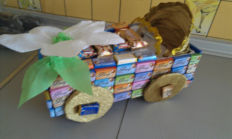 Попробывала делать букетики из конфет