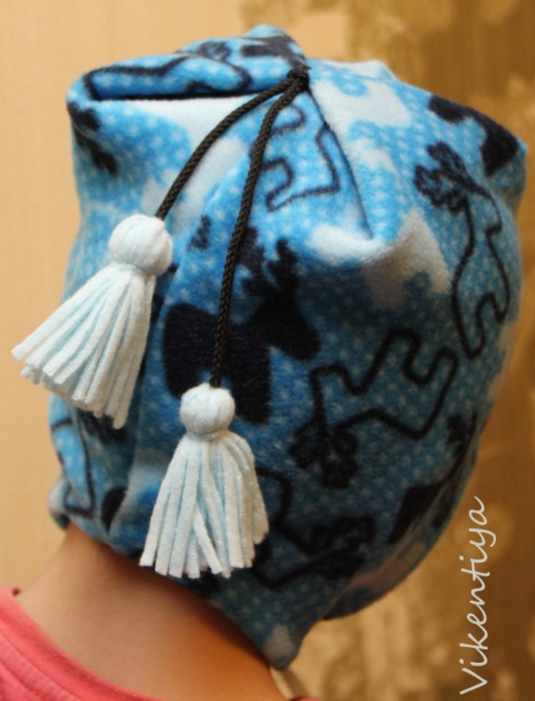 Красные сердечки, олени на голубом