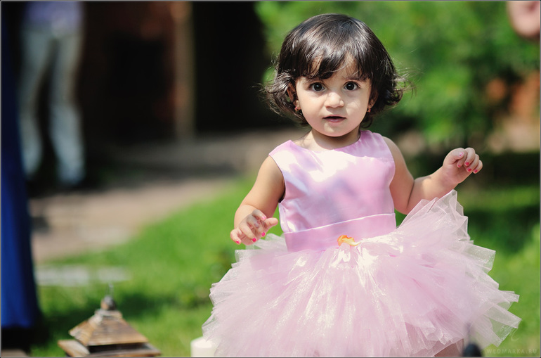 Цветы и платья для близняшек.