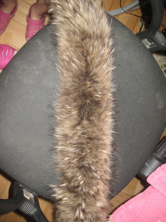 Опушка от куртки 80см ,ширина 10см(2000 руб.)и пумпон 500 руб.