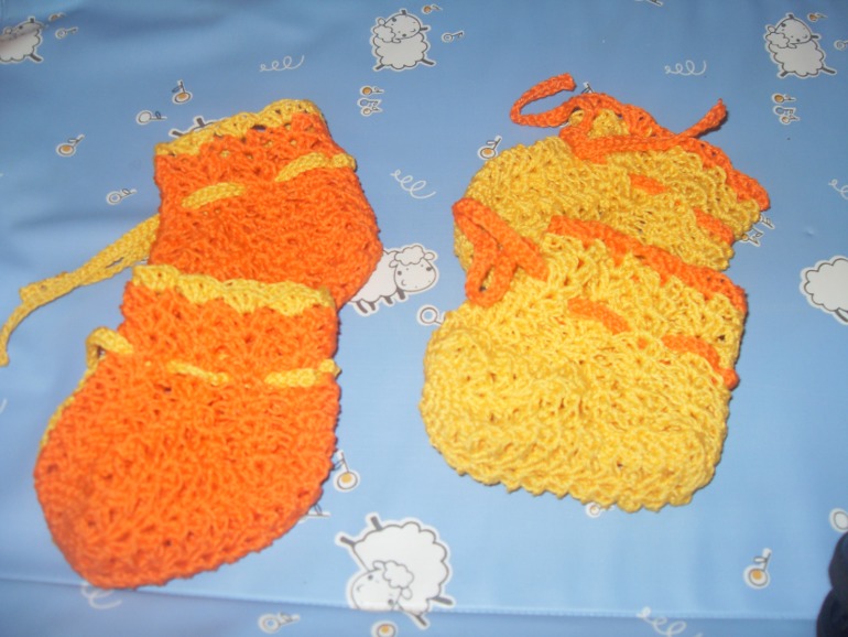 Продам срочно пакет вещей для двойни девочек от 6 мес. до 1,5 лет.