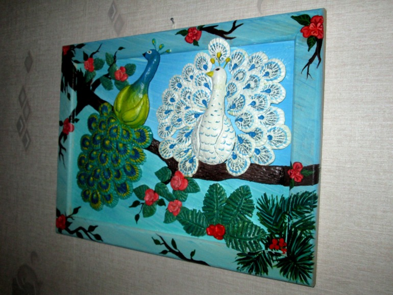 Цветущий папоротник и павлины