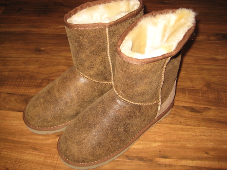 Продам новые угги (UGG).