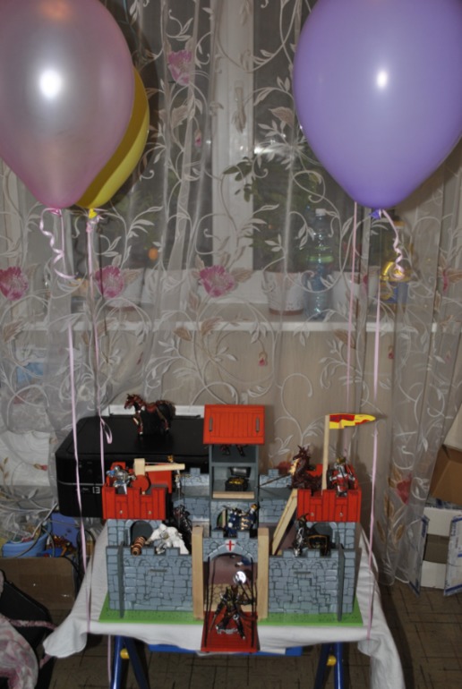 Продам заком с фигурками.