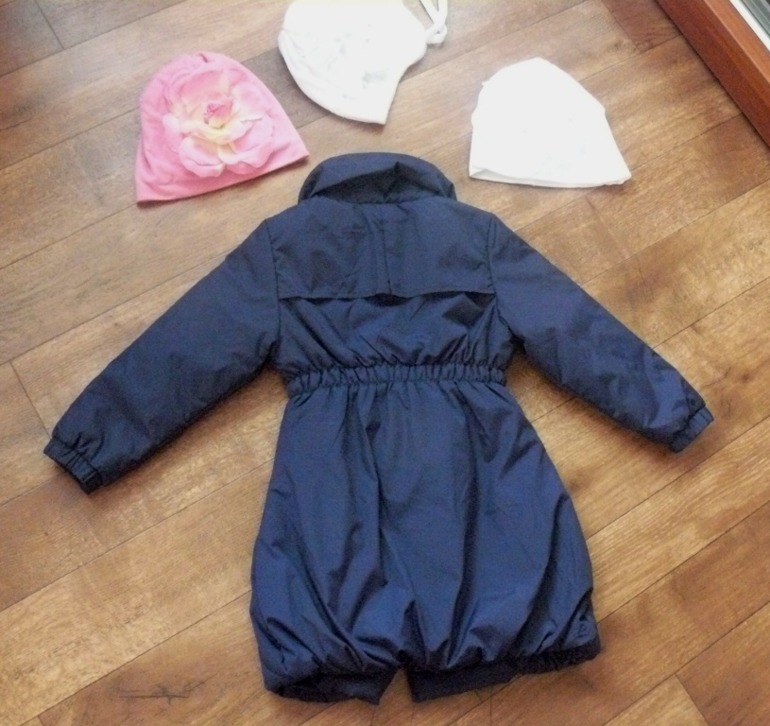 Пальто осеннее р 98 +3 шапочки в подарок Цена 1000!!! Почта за мой счет!!!