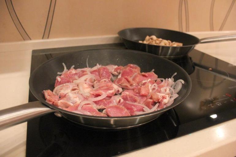 Свинина с шампиньонами