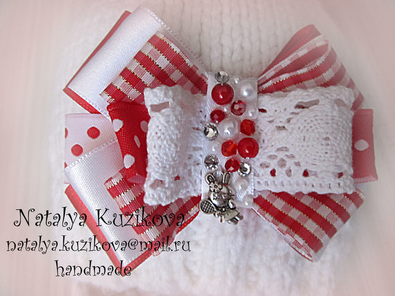 Шапочка с меховым помпоном и красным бантиком