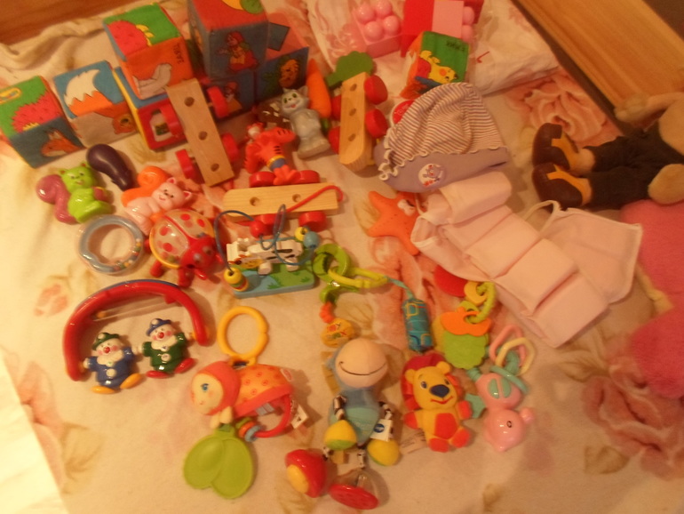 пакет игрушек для малыша 600р