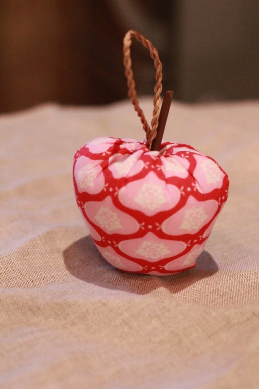 продолжаю тематику новогодних игрушек на елку